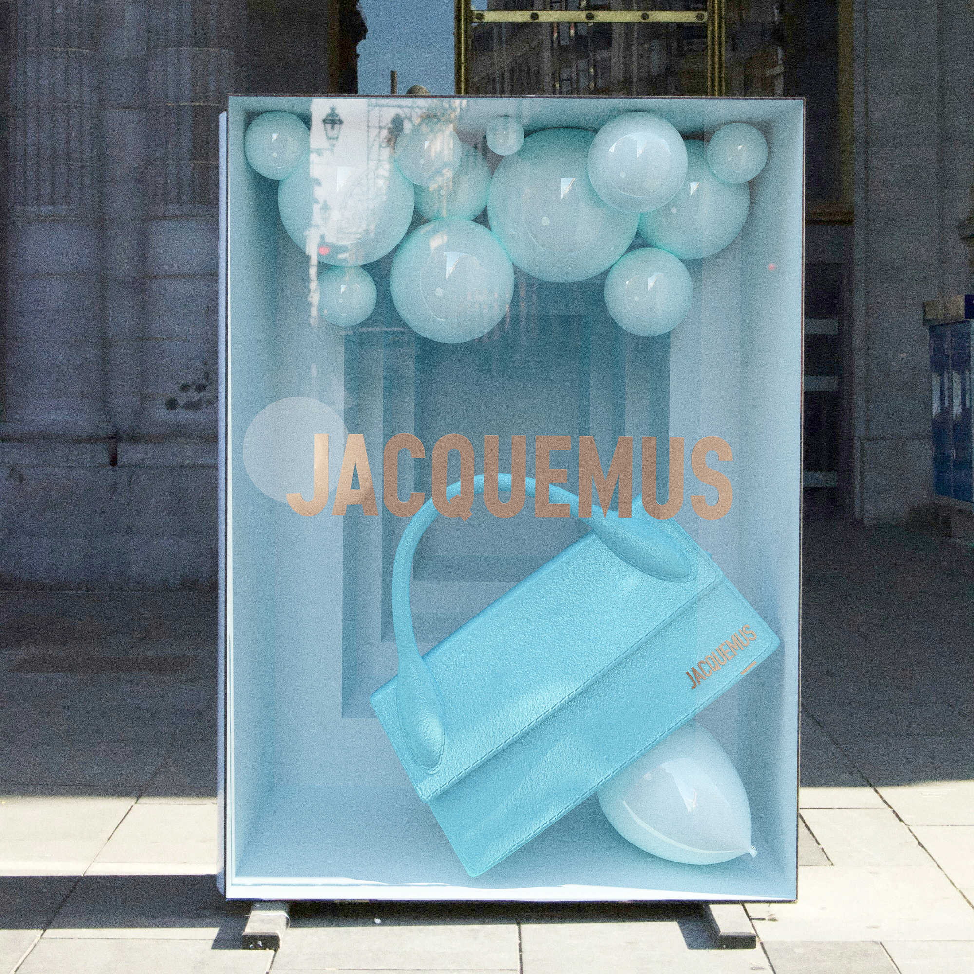 Jacquemus CGI marketing video, 3d video in augmented reality where a purse is flying out the window